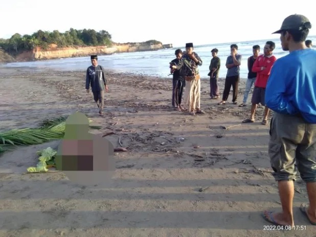 Warga Temukan Mayat di Bibir Pantai Serangai