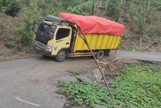 Kurangi Kecepatan, Badan Jalan di Desa Padang Bindu Amblas