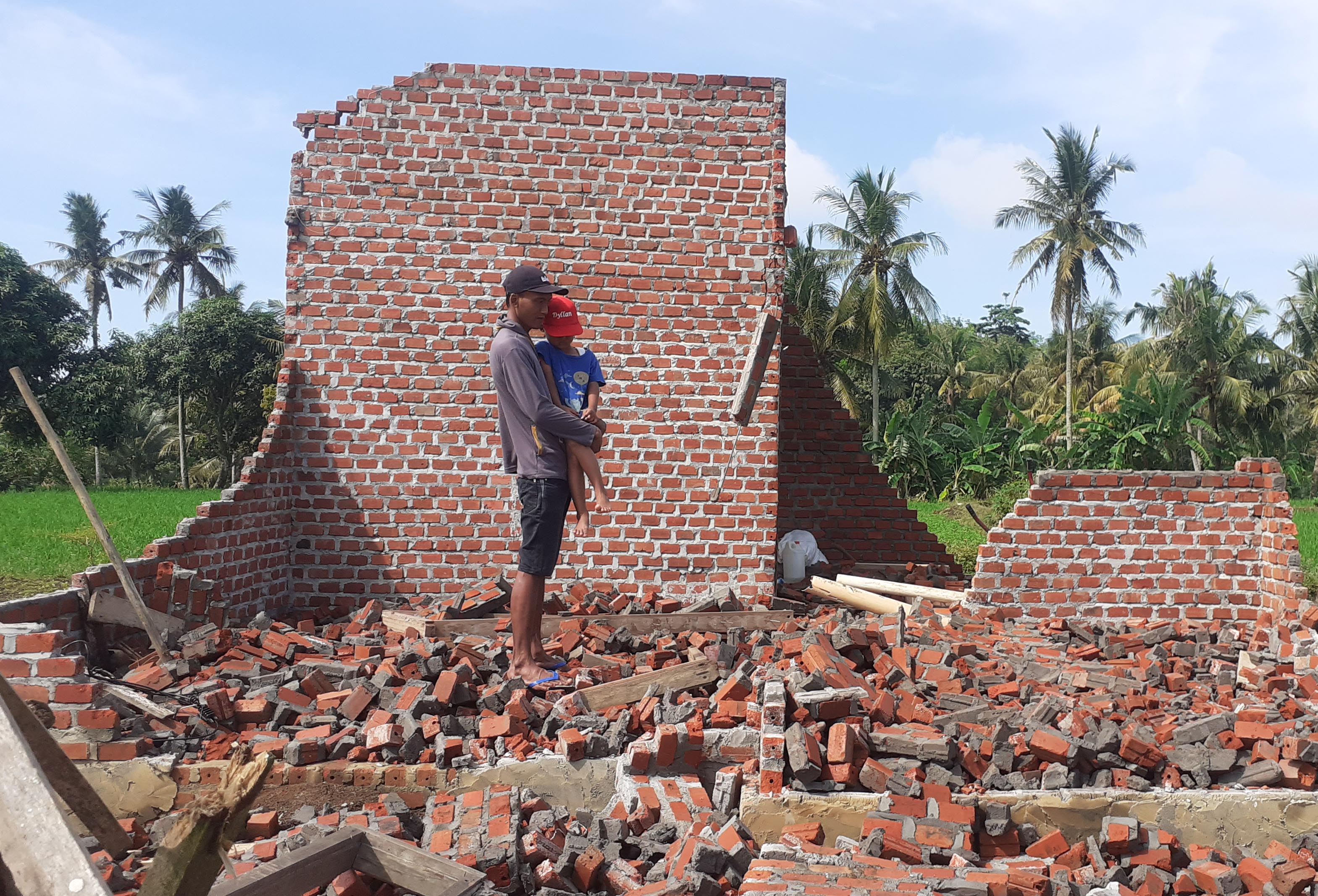 Puting Beliung, Rusni Tertipa Runtuhan Bata, Tiga Rumah Rusak