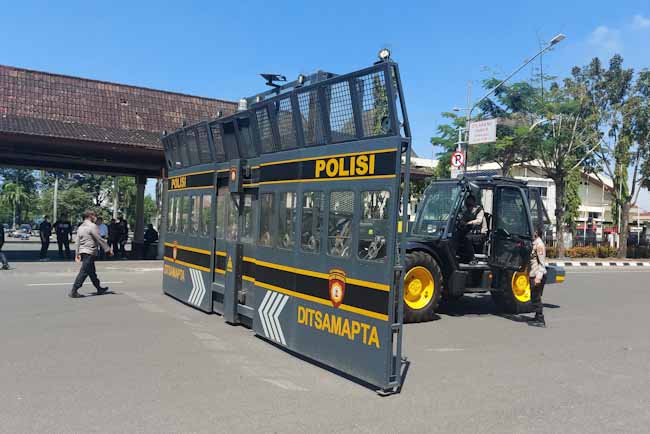 Kendaraan Barikade Polisi Diturunkan di Demo Mahasiswa 11 April