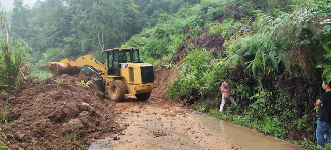 Hujan Deras, Akses Jalan Semende Tertimbun Longsor