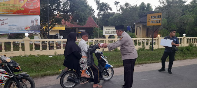 Bagi-bagi Takjil ke Pengendara, Polsek Tanjung Batu Selipkan Himbauan Ini!