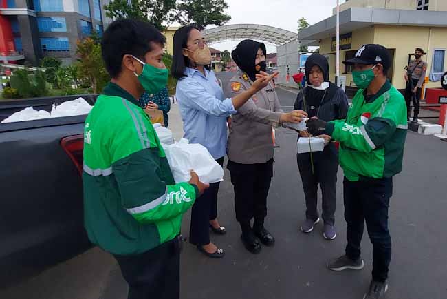 Polwan Polda Sumsel Bagikan 1000 Takjil Gratis di Hari Kartini