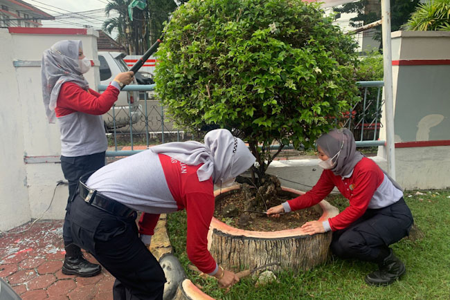 Puluhan Pegawai Lapas Perempuan Gotong Royong Bersihkan Lingkungan