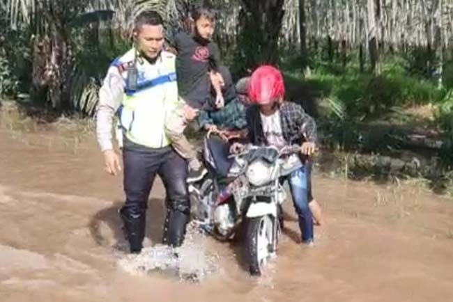 Pengendara Motor Terjang Banjir Lalu Terperosok