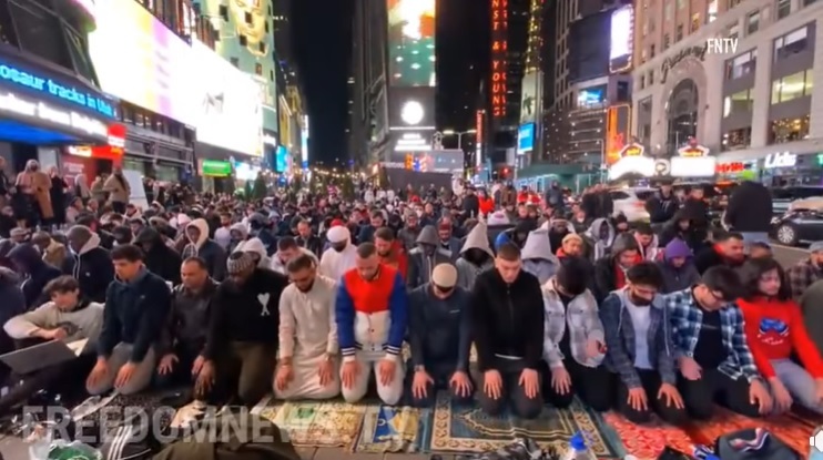 Umat Muslim Salat Tarawih di Times Squere AS, Videonya Viral