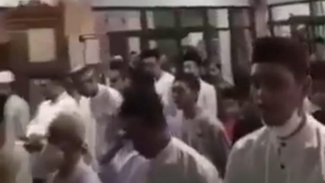 Viral Jamaah Tarawih Nyanyikan Lagu Indonesia Raya di Dalam Masjid