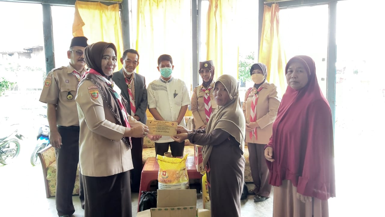 Peduli Siti Badriah Korban Begal, Kwarcab Pramuka OI Serahkan Bantuan