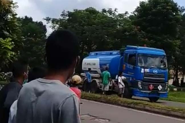 Ratusan Warga Adang dan Kandangkan Mobil Pertamina