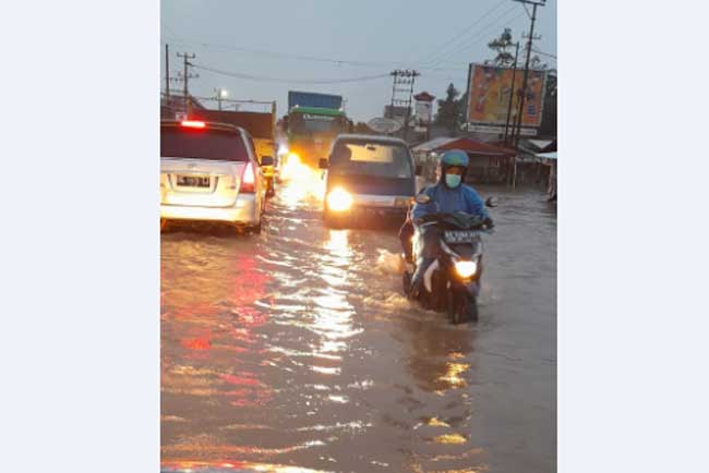 Banjir Genangi Jalintim Palembang-Betung