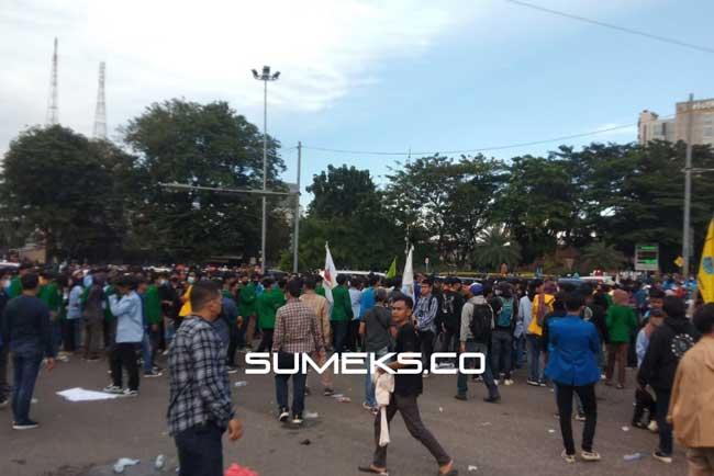 Sempat Ricuh, Mahasiswa Blokir Jalan