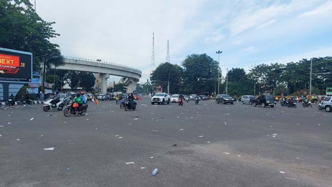 Demo Selesai, Massa Aksi di Depan DPRD Sumsel Membubarkan Diri, Lalu Lintas Padat