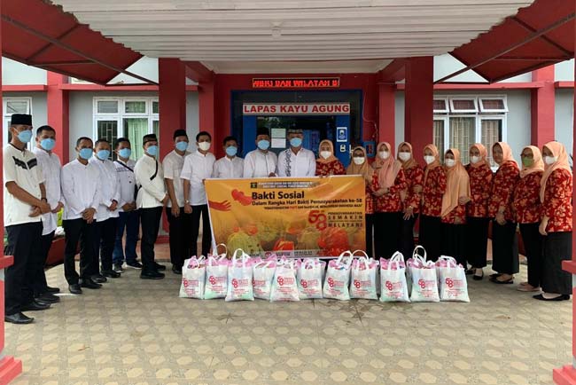 Lapas Kayuagung Bagikan Sembako Bagi Warga Sekitar