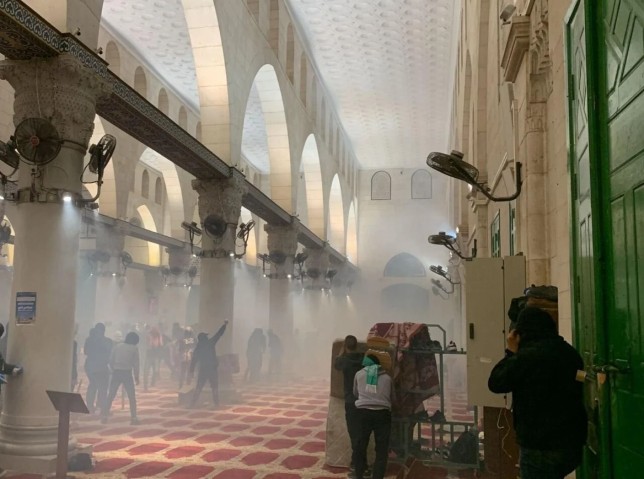 Israel Serang Warga Palestina yang Sedang Shalat Subuh di Masjid Al Aqsa