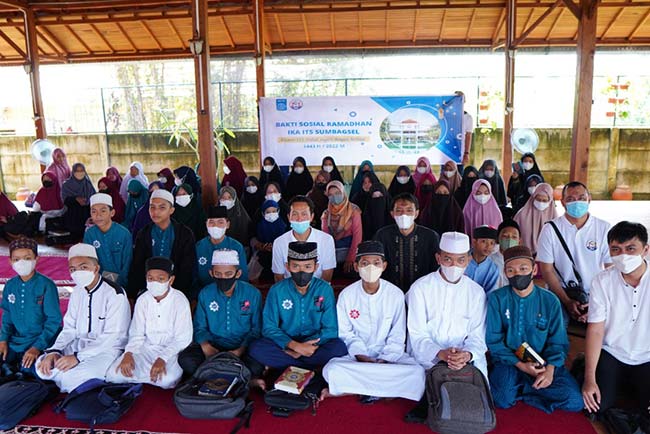 Baksos IKA ITS Sumsel, Santuni Santri Desa Quran