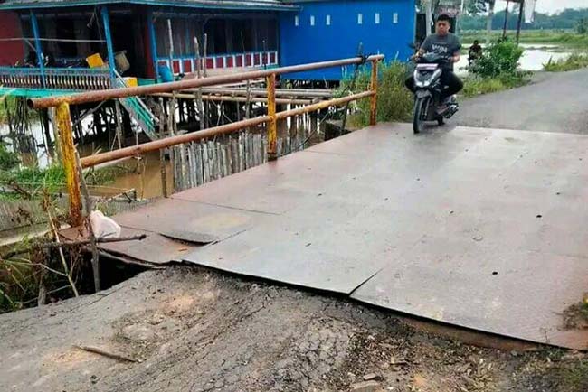 Jalan Penghubung di Desa Sejangko II-Desa Sungai Keli Rusak, Warga Diminta Ekstra Hati-hati