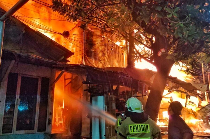 Pasar Gembrong Kebakaran, Belasan Mobil Damkar Dikerahkan