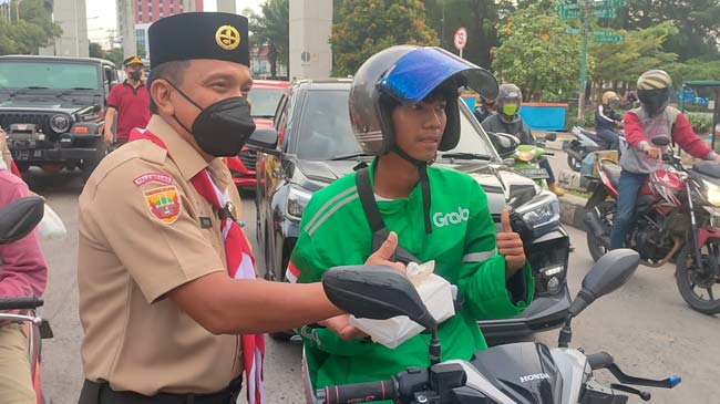 Kwarcab Pramuka Palembang Bagikan Ratusan Takjil