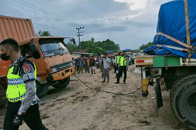 Tim PATAKA Evakuasi Fuso Box yang Sebabkan Macet Jalintim Palembang-Betung