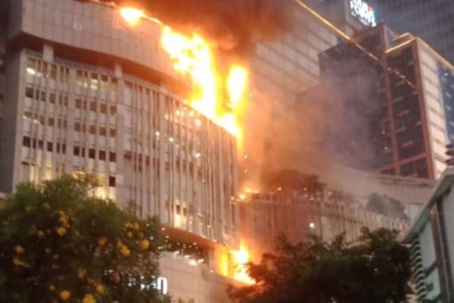 Mal Tunjungan Plaza Surabaya Terbakar