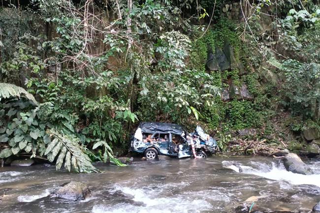 Diduga Mengantuk, Mobil Terjun ke Jurang Sedalam 30 Meter, Sopir Tewas