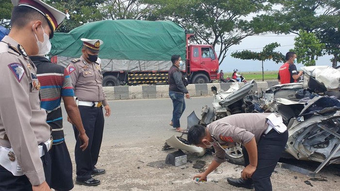 Suasana Duka Selimuti Pemakaman Enam Korban Kecelakaan Maut Cirebon