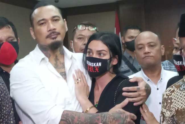 Nora Getol Bekerja Karena Jerinx SID di Penjara