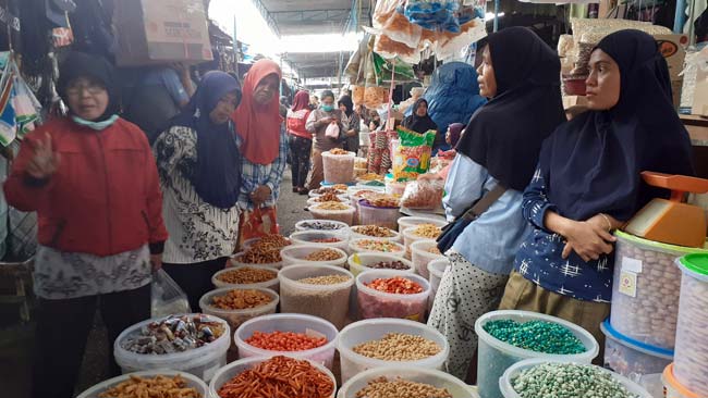 Jelang Lebaran, Pedagang Kue Musiman Penuhi Lorong Pasar