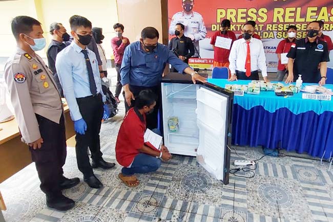 Diangkut Truk, 10 Kilogram Sabu Diselundupkan dalam Kulkas