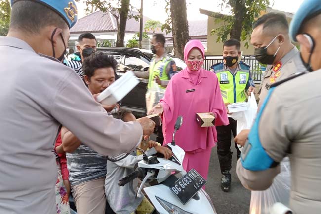 Berbagi Berkah, Polres Lahat Bagi Takjil