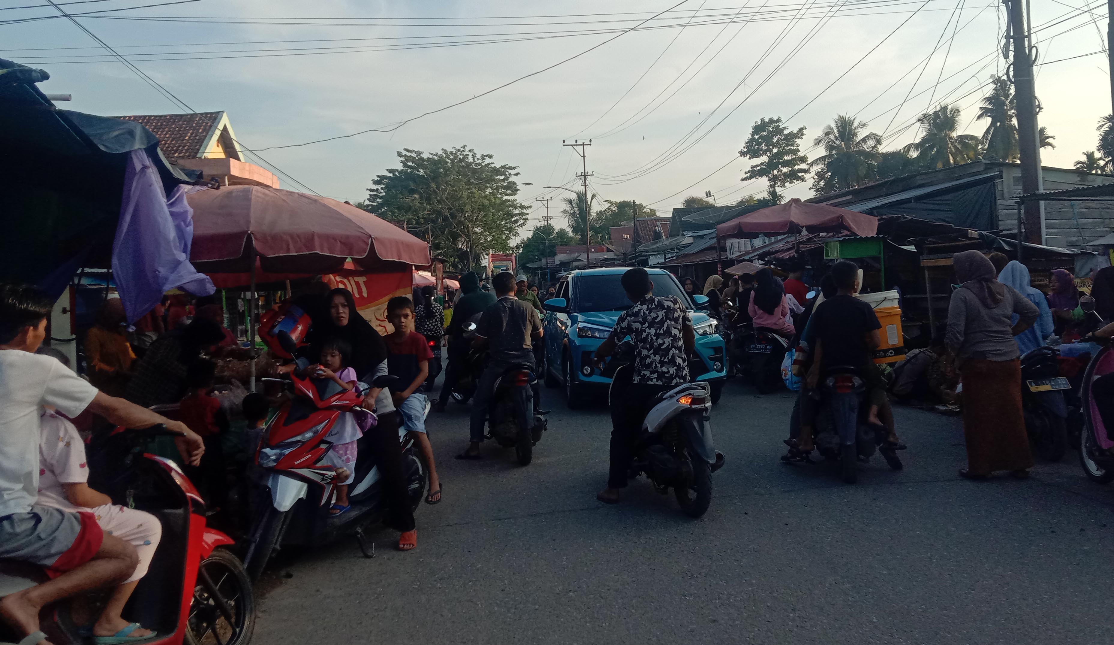 Pedagang Takjil Menumpuk, Jalanan Macet