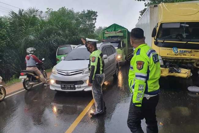 Hilang Kendali, Truk Hantam B-RV