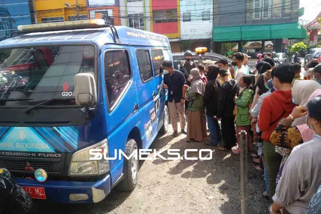 Warga Rela Antre Tukar Uang Pecahan