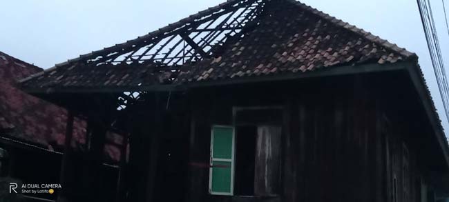 Menjelang Subuh, Api Hanguskan Rumah di 2 Ulu