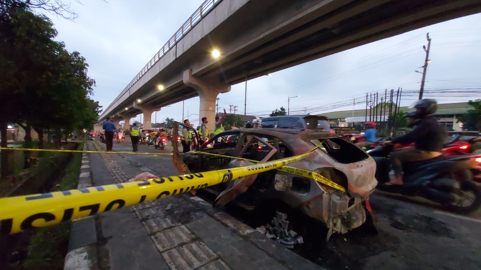 Diduga Korsleting Listrik, Mobil Baru Hangus Terbakar