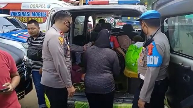 Terobos One Way di Puncak, Ternyata Ambulans ini Angkut Wisatawan