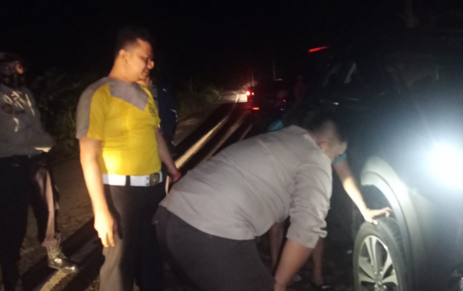 Masuk Lobang, Dua Ban Mobil Pemudik Pecah