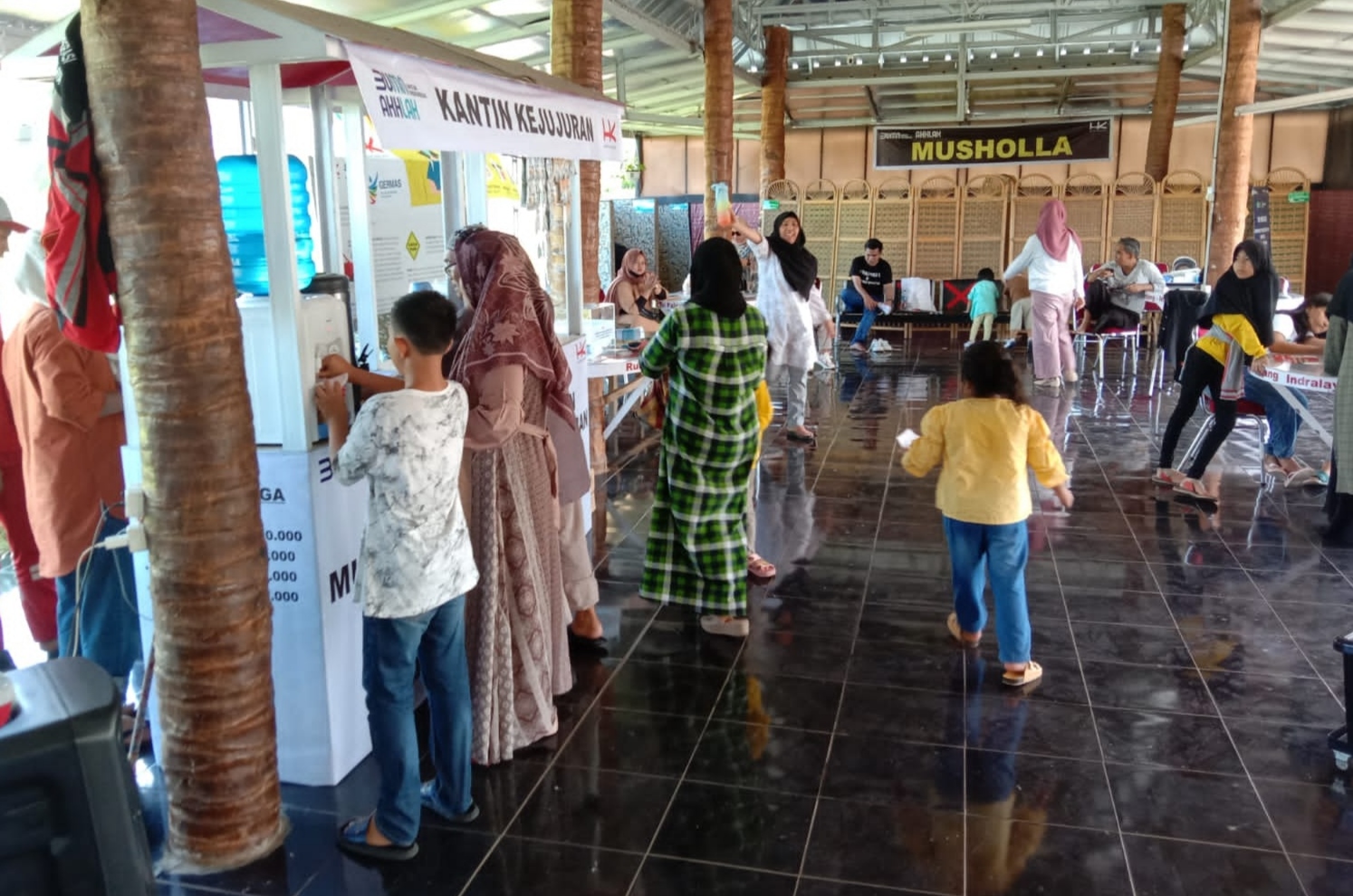 Pengguna Tol Palindra Serbu Kantin Kejujuran