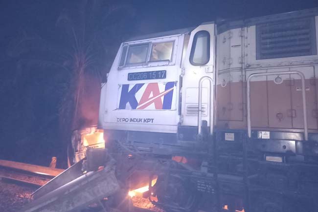 Terseret Kereta Babaranjang, Mobil Pick Up Terbakar