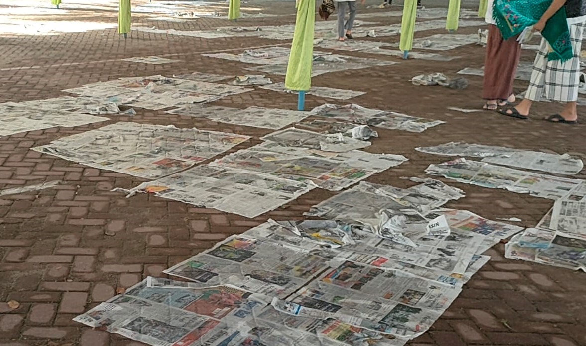 Sampah Koran Bekas Alas Salat Berserakan di Masjid Agung