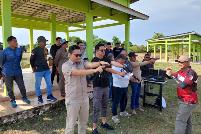 Belajar Fokus Tatap Pemilu, DPC Gerindra Latihan Menembak Bersama