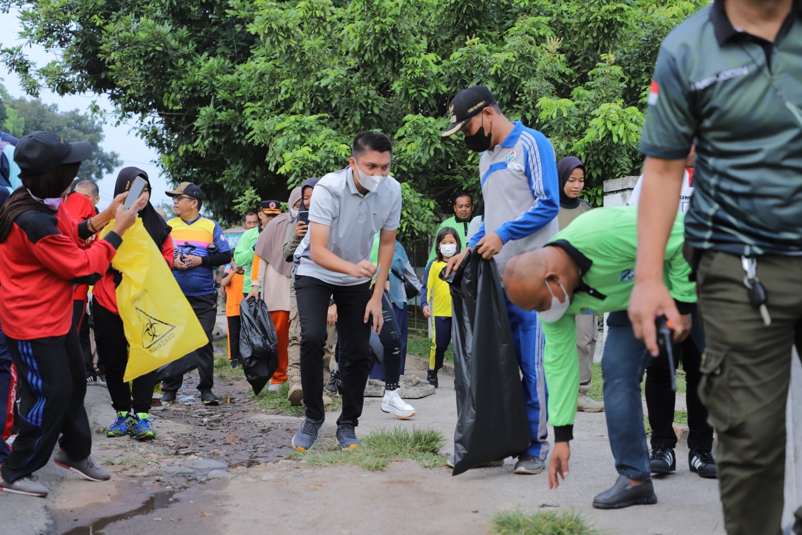 Bupati Panca Jalan Kaki 1,2 Km Pungut Sampah