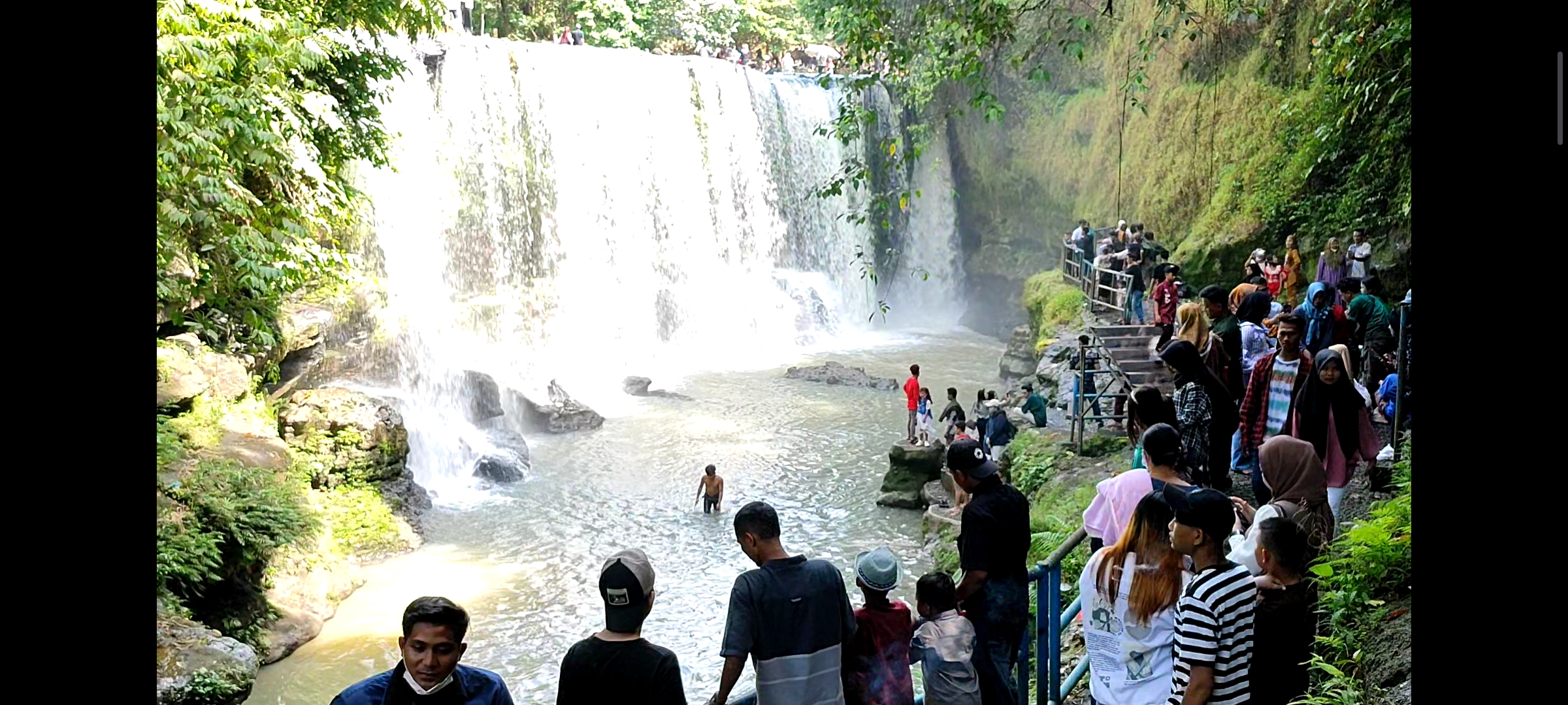 H+2 Idul Fitri, Ratusan Pengunjung Padati Air Terjun Temam