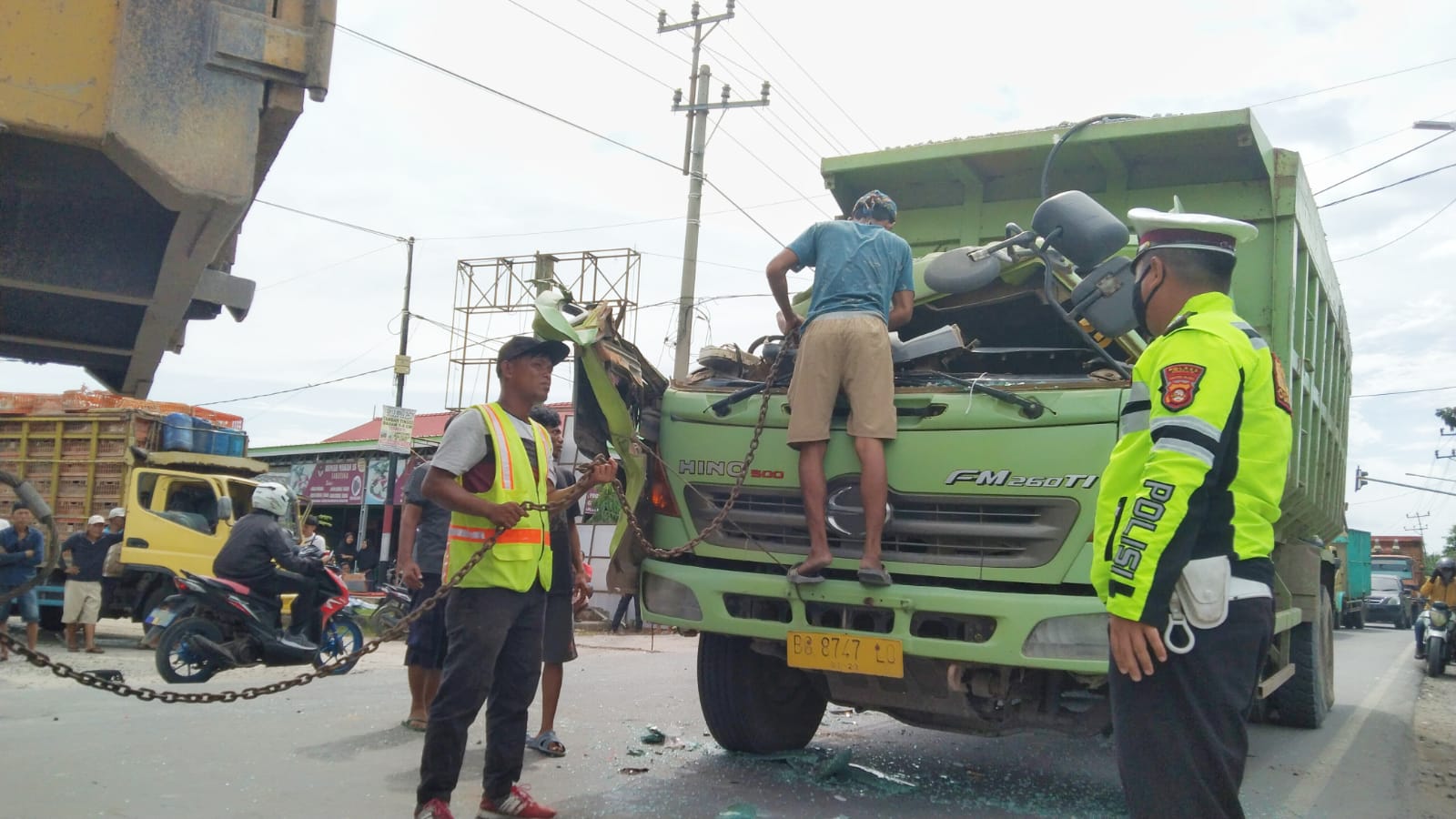 Truk Pengangkut Ayam Tabrak Dump Truk, Satu Korban Patah Kaki