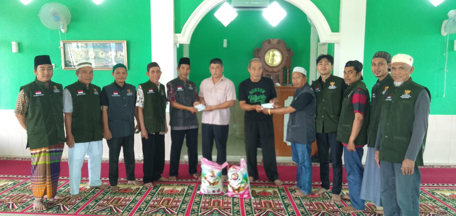 Dua Muallaf Ini Terima Asnaf dari Masjid Darussalam