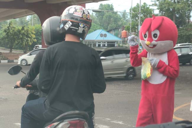 Suasana Lebaran di Palembang, Badut Marak di Persimpangan Jalan