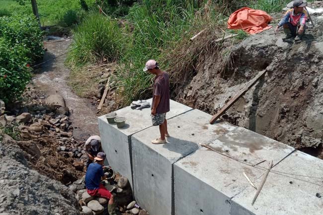 Mulai Pasang Box Culvert di Jalan yang Amblas