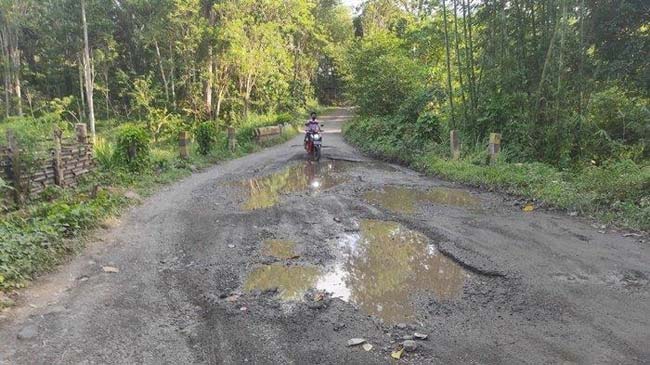 Jalan Lintas Kecamatan Rusak Parah, Lihat Kondisinya