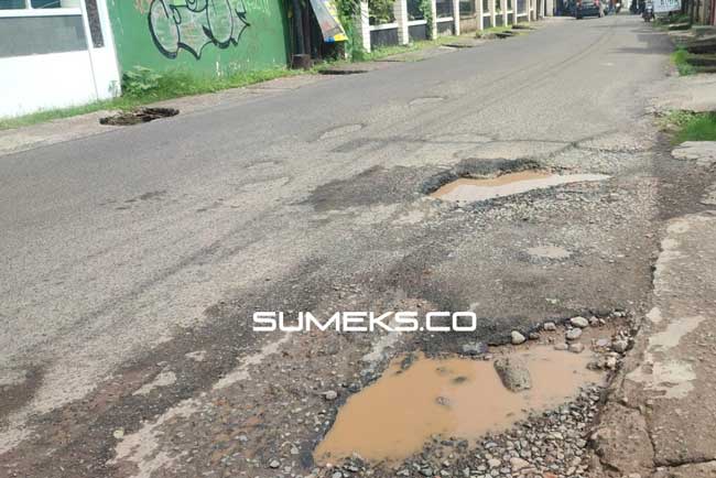 Dekat Kantor Gubernur, Jalan ini Minim Perhatian