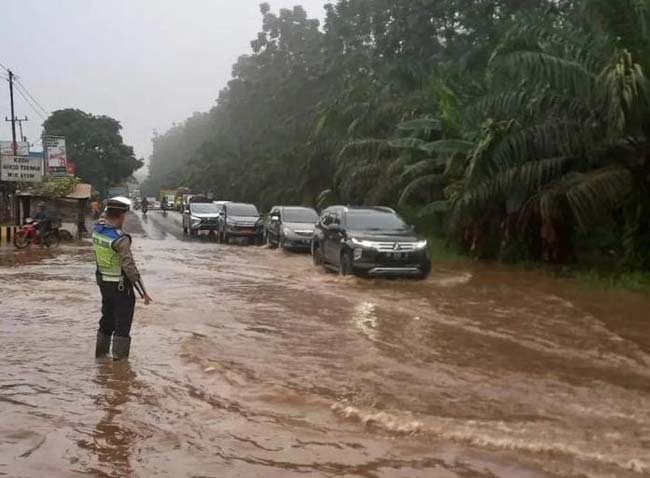 Curah Hujan Tinggi, Jalintim Palembang-Betung Kembali Tergenang